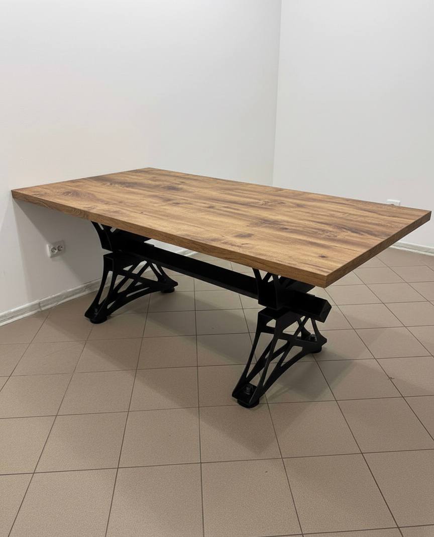 Прямий стіл з товстою деревною стільницею та дизайнерськими металевими ніжками.